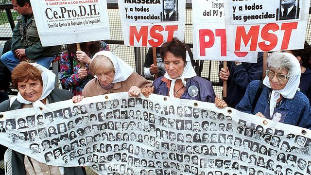 Demonstration der "Mütter und Großmütter des Plaza de Mayo". Die Organisation möchte das Schicksal der vielen Ermordeten und Verschleppten Argentiniens ausklären, die das Militärregime von 1976 bis 1983 zu verantworten hat.