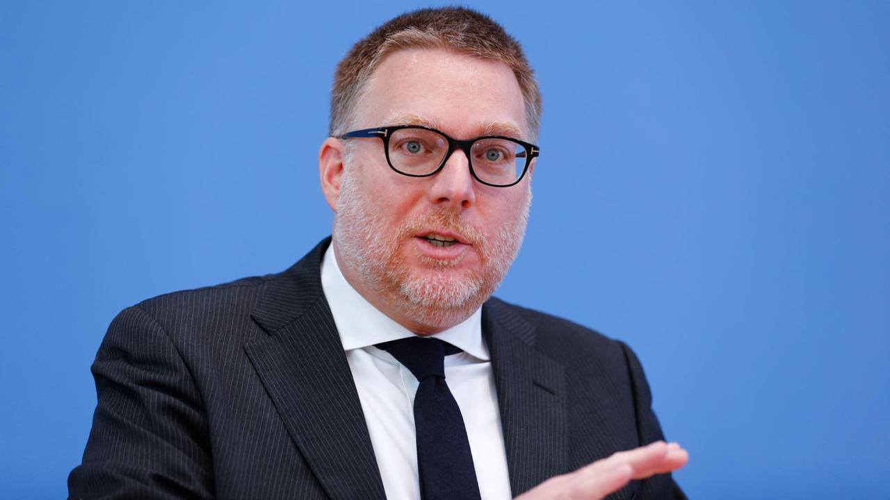 Steffen Augsberg, Mitglied des Deutschen Ethikrates und und Professor im Fachbereich Rechtswissenschaft der Justus-Liebig-Universität Gießen, nimmt in Berlin an einer Pressekonferenz über die Coronavirus-Krankheit (COVID-19) teil. Dem Deutschen Ethikrat gehören 26 Wissenschaftler und Experten verschiedener Fachrichtungen an. Das Gremium soll unter anderem Stellungnahmen und Empfehlungen für die Politik zu «den großen Fragen des Lebens» abgeben. Steffen Augsberg, Mitglied des Deutschen Ethikrates und und Professor im Fachbereich Rechtswissenschaft der Justus-Liebig-Universität Gießen, nimmt in Berlin an einer Pressekonferenz über die Coronavirus-Krankheit (COVID-19) teil. Dem Deutschen Ethikrat gehören 26 Wissenschaftler und Experten verschiedener Fachrichtungen an. Das Gremium soll unter anderem Stellungnahmen und Empfehlungen für die Politik zu «den großen Fragen des Lebens» abgeben.