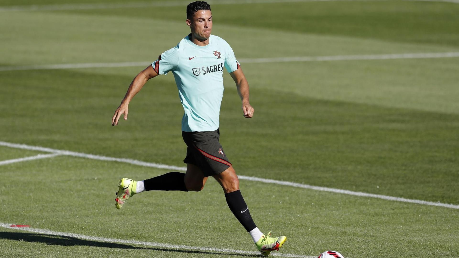 Cristiano Ronaldo läuft über das Spielfeld zum Ball.