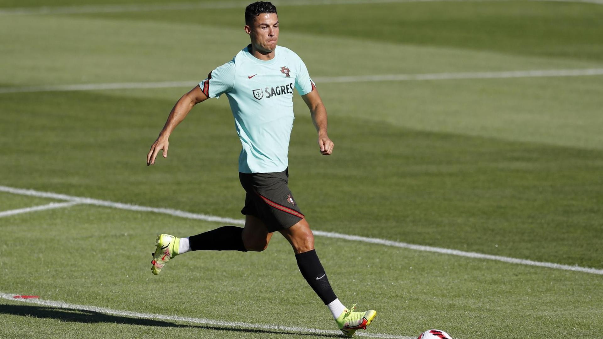 Cristiano Ronaldo läuft über das Spielfeld zum Ball. Cristiano Ronaldo läuft über das Spielfeld zum Ball.