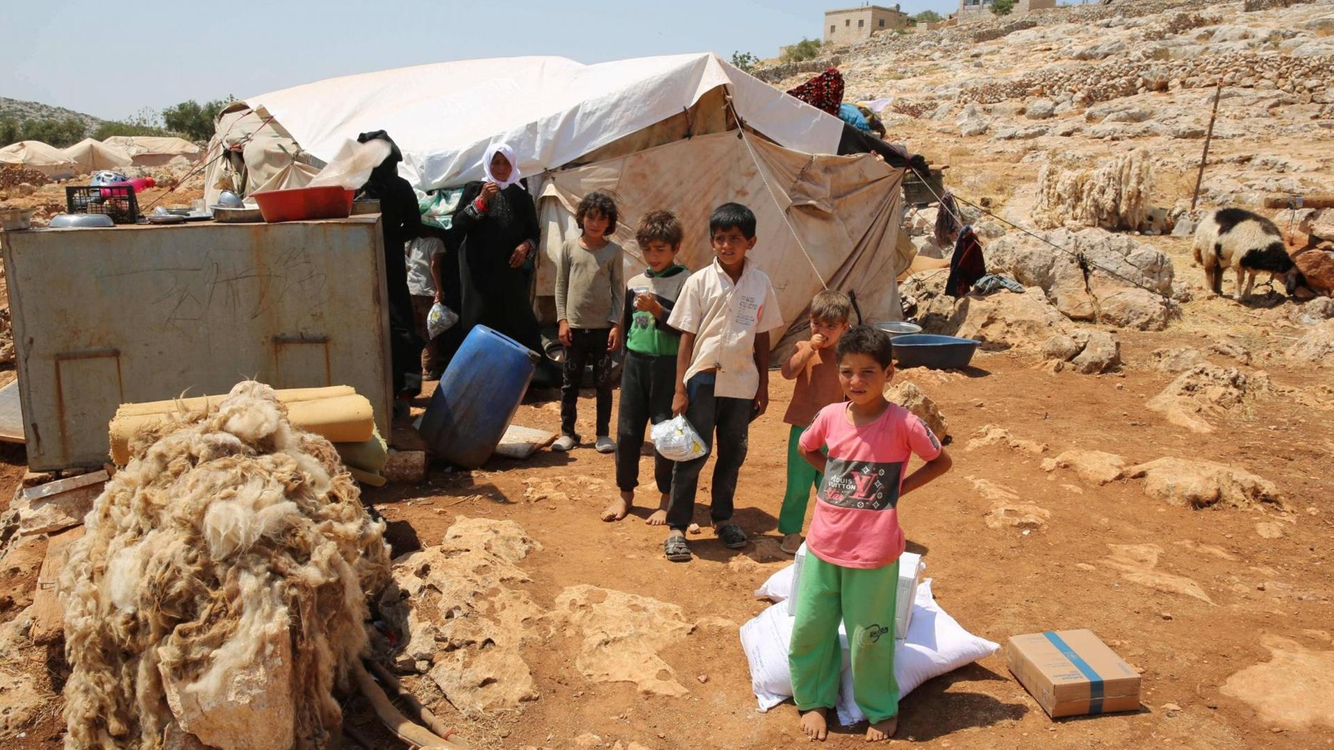 Kinder in einem Flüchtlingscamp in Darat Izza, nordwestlich von Aleppo