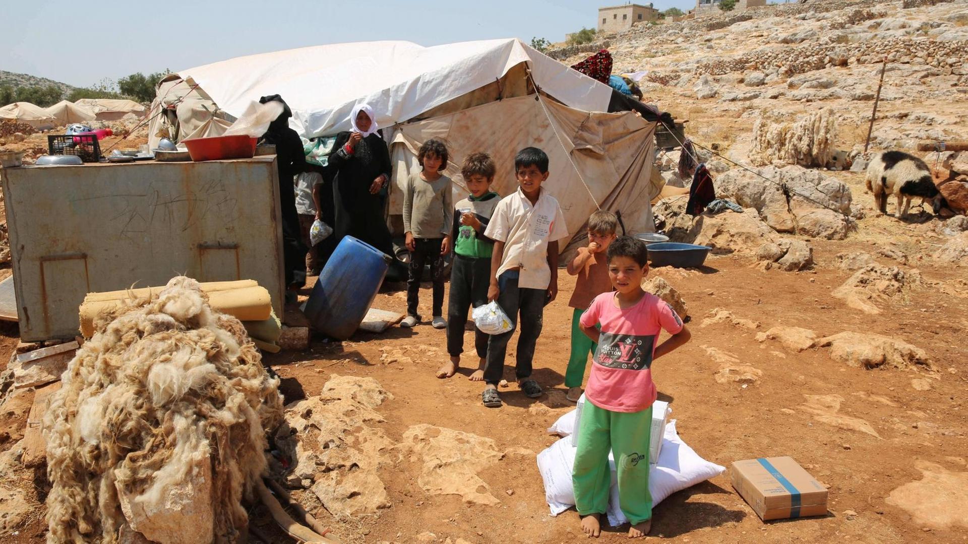 Kinder in einem Flüchtlingscamp in Darat Izza, nordwestlich von Aleppo Kinder in einem Flüchtlingscamp in Darat Izza, nordwestlich von Aleppo