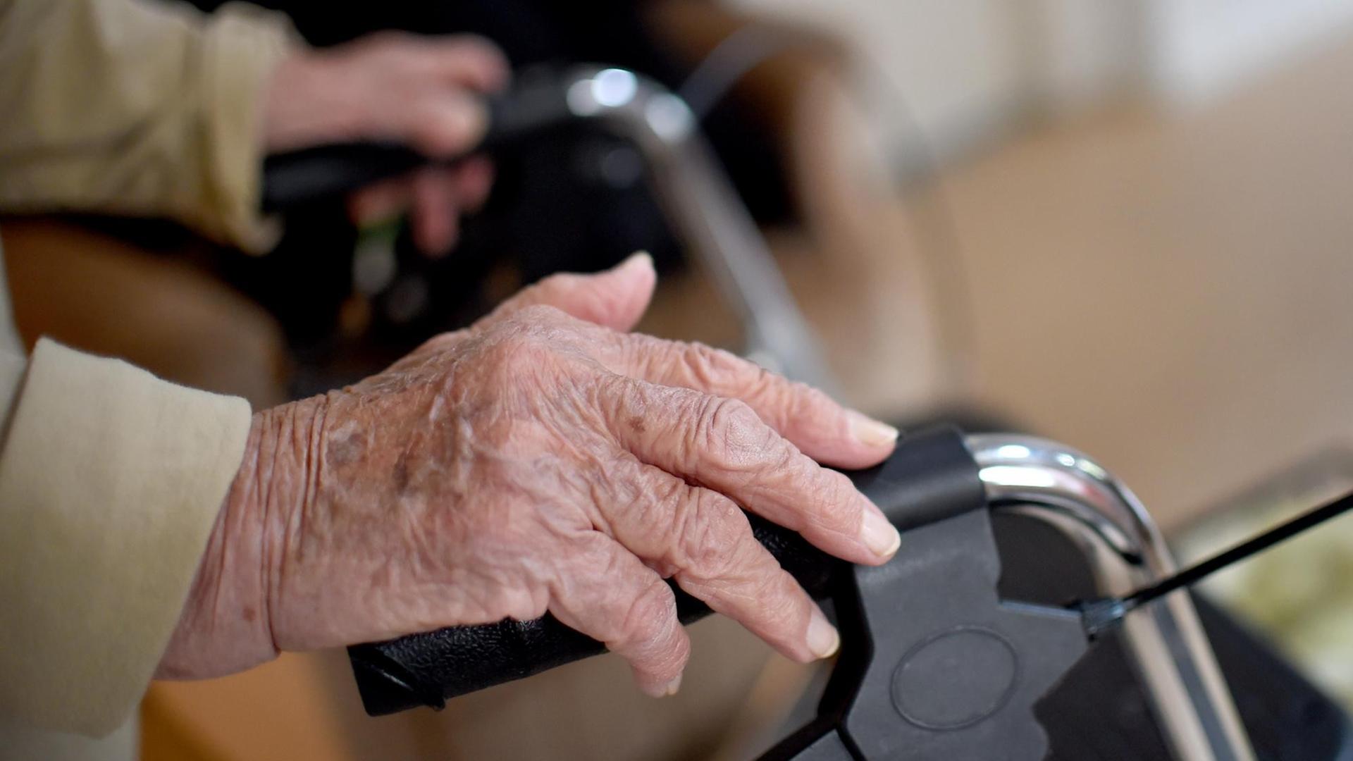 Eine alte Frau schiebt in Berlin einen Rollator. Eine alte Frau schiebt in Berlin einen Rollator.