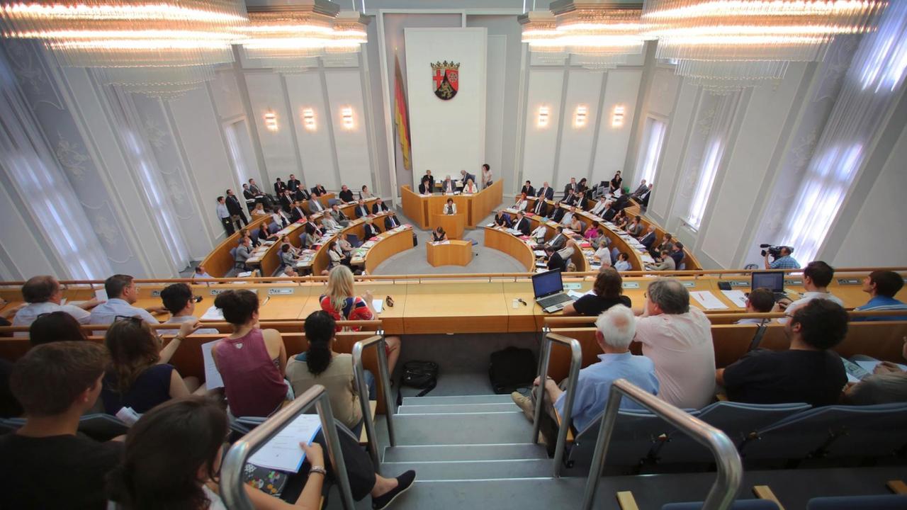 Blick in das Plenum des Landtags von Rheinland-Pfalz in Mainz