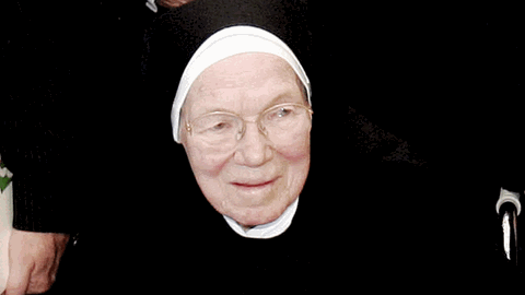 Die Ordensfrau Isa Vermehren (1918 - 2009) war Kabarettistin, Schauspielerin und Autorin. 1944 wurde sie verhaftet und kam ins Konzentrationslager. Sie überlebte Ravensbrück, Dachau und Buchenwald.