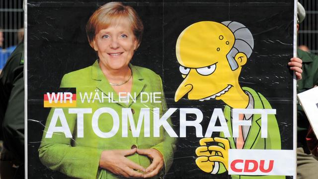 "Simpsons"-Figur Mr. Burns, der Eigentümer eines Atomkraftwerks, in trauter Eintracht mit Bundeskanzlerin Angela Merkel (CDU) auf einem Transparent bei einer Anti-AKW-Demonstration in Heidenheim.