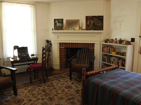 NUR SONNTAGSSPAZIERGANG: Das Wohnzimmer mit der Schreibmaschine im Faulkner-Haus
