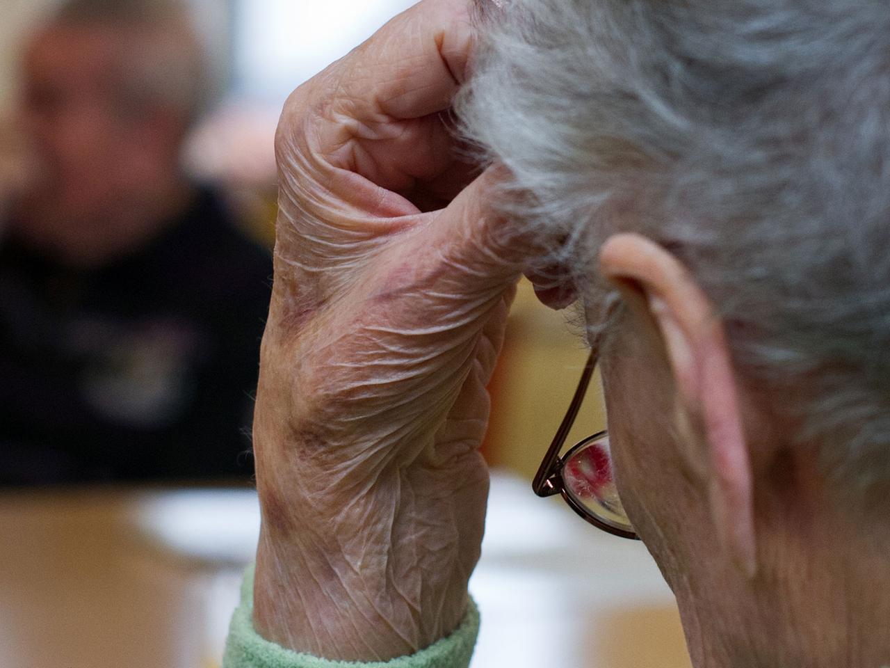 Eine alte und demenzkranke Frau sitzt am 29.11.2012 in einem Pflegeheim in Frankfurt an der Oder in Brandenburg.