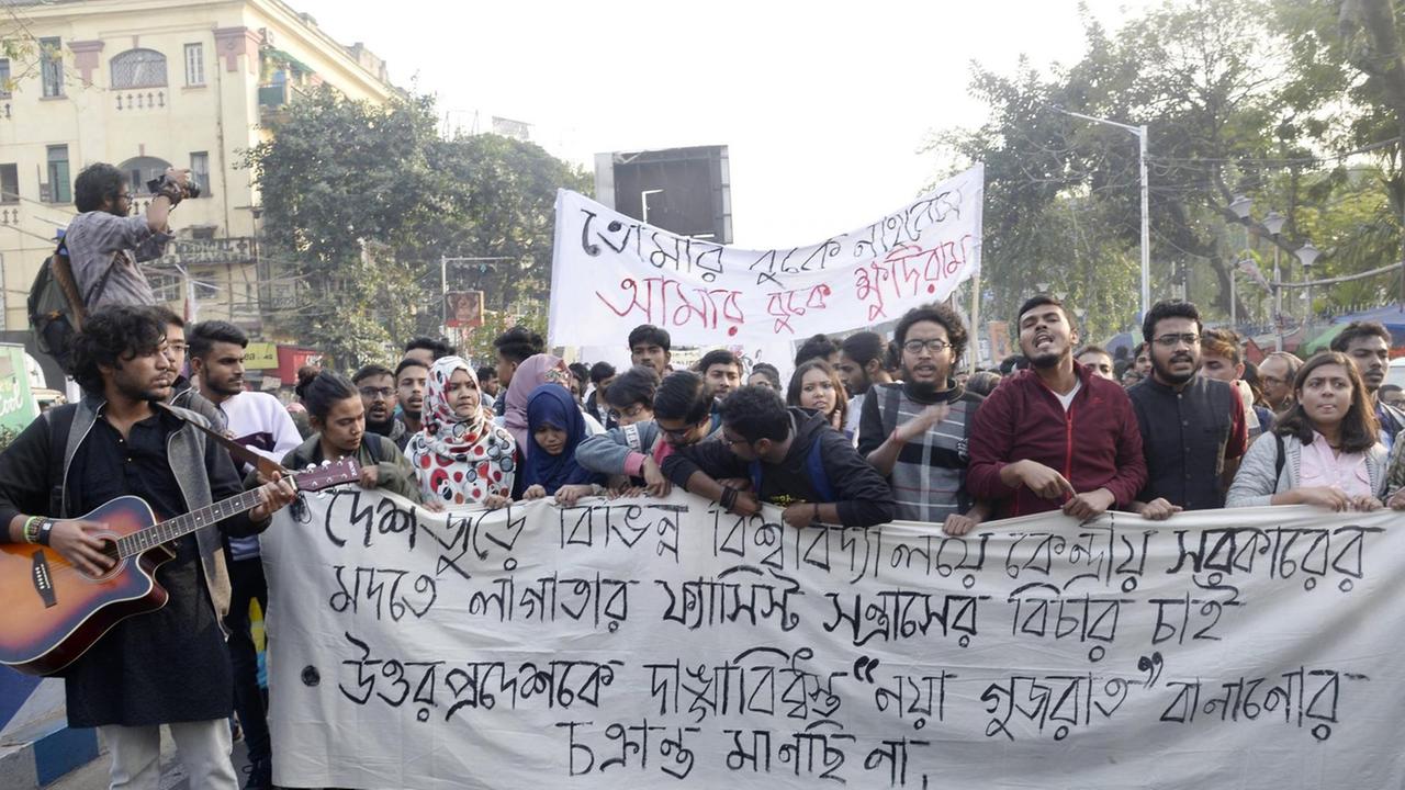 Studenten in Neu-Dehli protestierten gegen den Angriff auf den Campus der Jawaharlal-Nehru-Universität, bei dem Studenten und Dozenten mit Eisenstangen, Knüppeln und Steinen attackiert und Autos und Mobiliar zerstört worden waren. Studenten in Neu-Dehli protestierten gegen den Angriff auf den Campus der Jawaharlal-Nehru-Universität, bei dem Studenten und Dozenten mit Eisenstangen, Knüppeln und Steinen attackiert und Autos und Mobiliar zerstört worden waren.