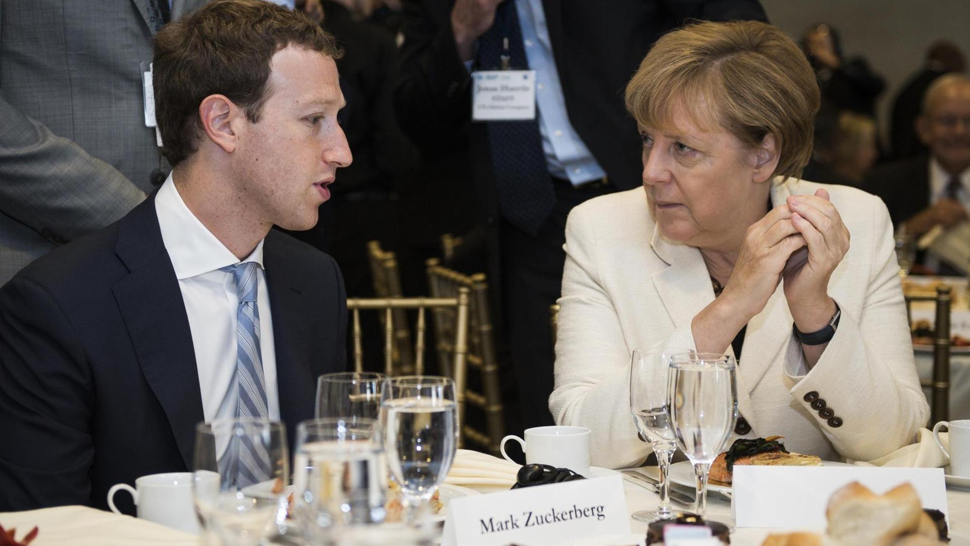 Bundeskanzlerin Angela Merkel und Facebook-Gründer Mark Zuckerberg. Bundeskanzlerin Angela Merkel und Facebook-Gründer Mark Zuckerberg.