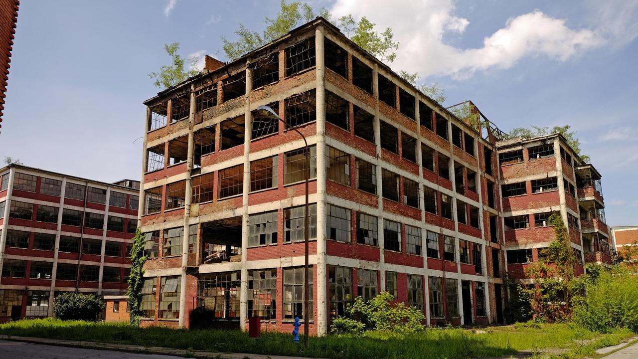 Ruine auf dem Werksgelände der Schuhfabrik Borovo