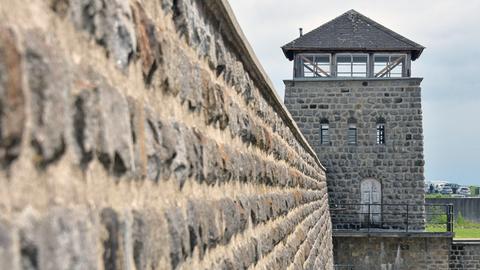 Lagerbaus mit Wachturm und Mauer im ehemaligen Konzentrationslager Mauthausen