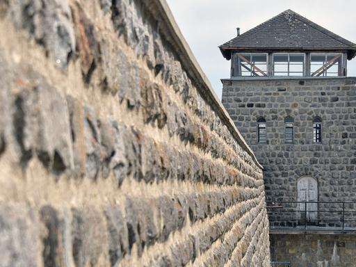 Lagerbaus mit Wachturm und Mauer im ehemaligen Konzentrationslager Mauthausen