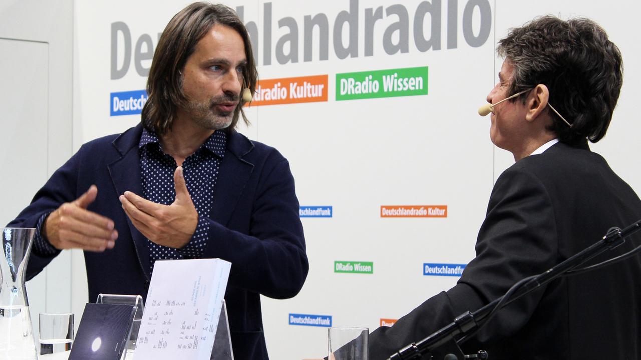 Richard David Precht bei der Buchmesse in Frankfurt im Gespräch mit Moderator Joachim Scholl. Richard David Precht bei der Buchmesse in Frankfurt im Gespräch mit Moderator Joachim Scholl.
