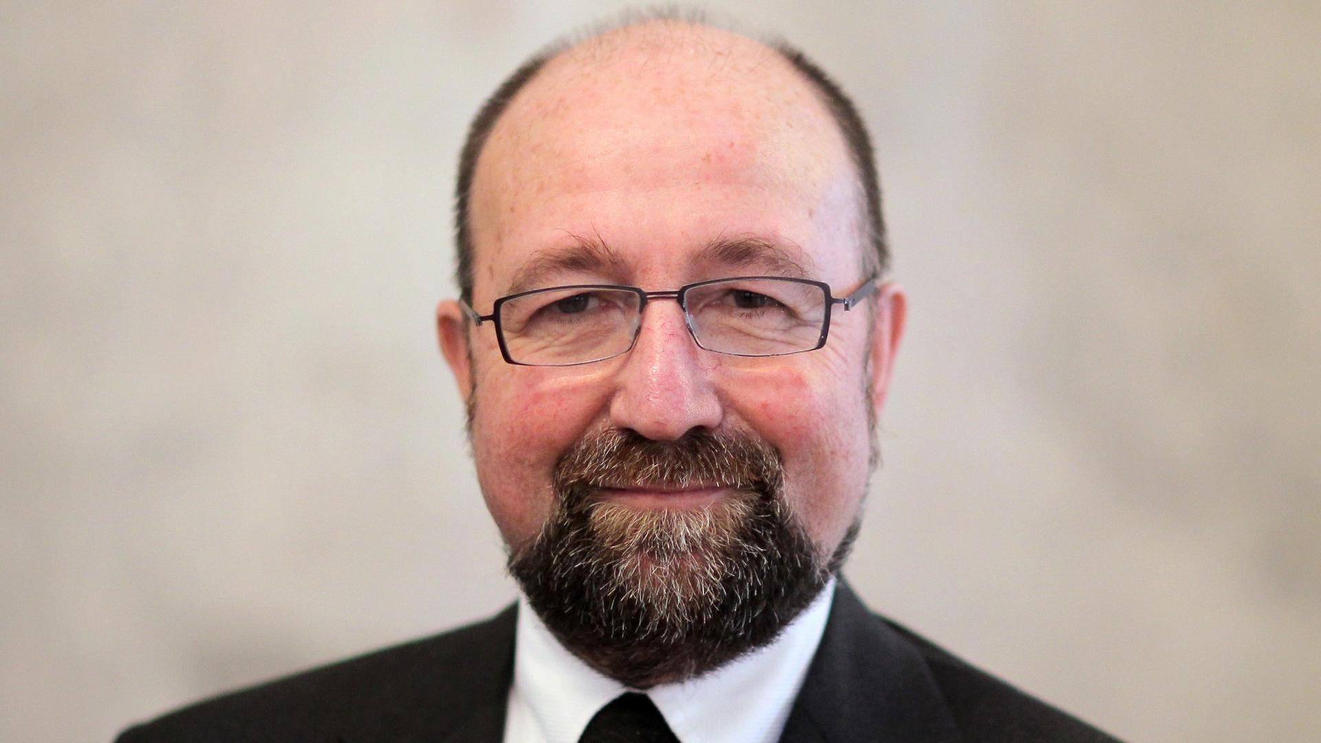 Der Leiter der Hessischen Stiftung Friedens- und Konfliktforschung, Harald Müller, aufgenommen am 01.12.2013 im Biebricher Schloss in Wiesbaden (Hessen) nach der Verleihung der Wilhelm-Leuschner-Medaille 2013. Der Leiter der Hessischen Stiftung Friedens- und Konfliktforschung, Harald Müller, aufgenommen am 01.12.2013 im Biebricher Schloss in Wiesbaden (Hessen) nach der Verleihung der Wilhelm-Leuschner-Medaille 2013.