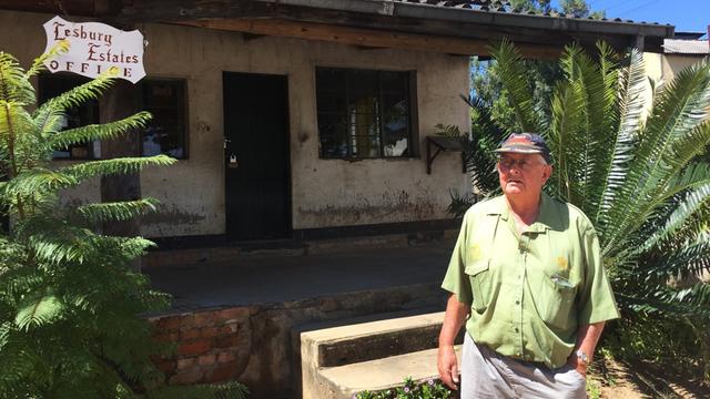 Rob Smart steht vor seinem kleinen Bürohaus auf dem Grundstück seiner Farm