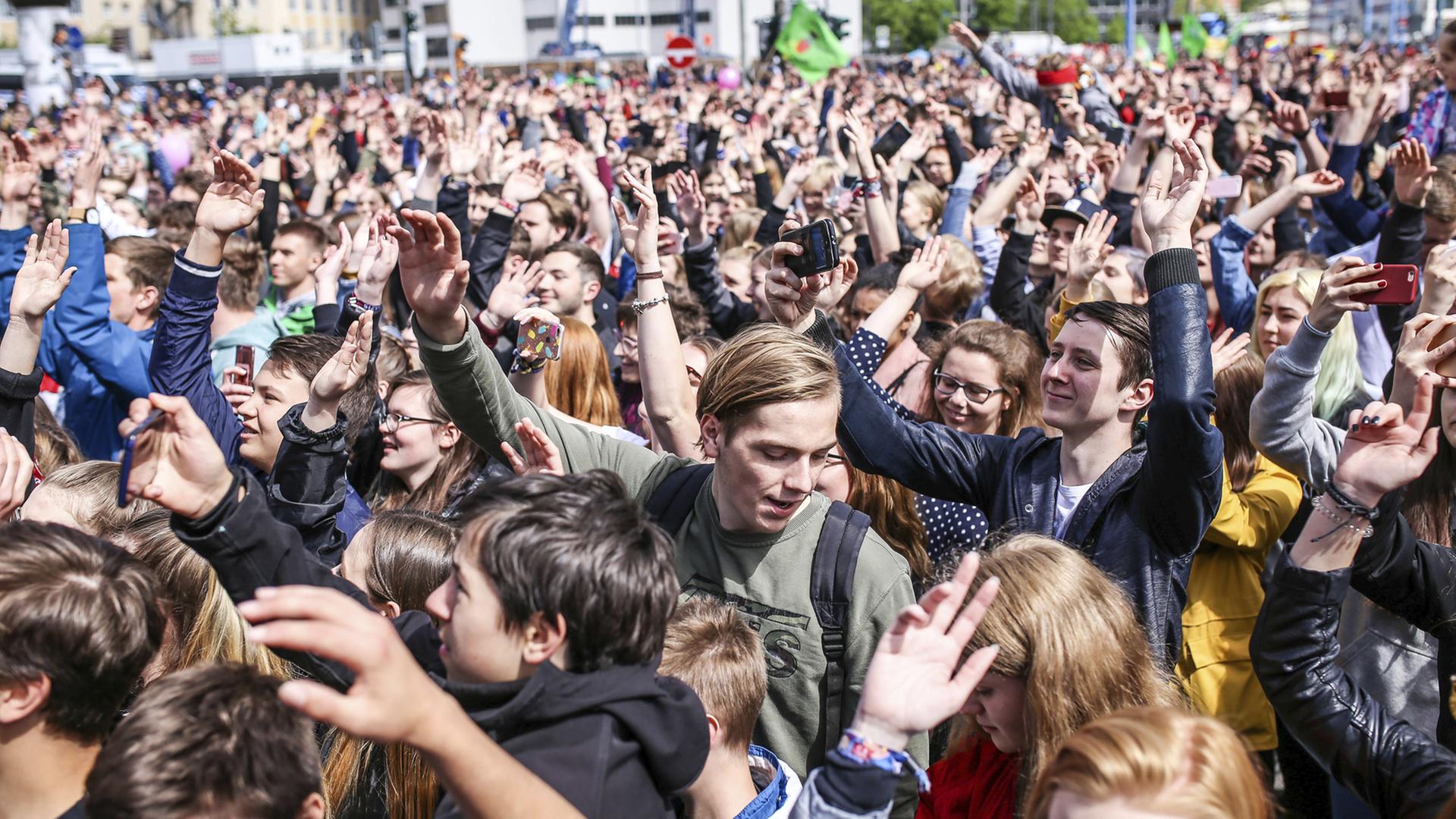 "Hand in Hand"-Demonstration gegen Rechts in Chemnitz am 1.5.2018. Zeitgleich findet ein Aufzug der rechtsextremistischen-neonazistischen Kleinparter 'Der III. Weg' statt. "Hand in Hand"-Demonstration gegen Rechts in Chemnitz am 1.5.2018. Zeitgleich findet ein Aufzug der rechtsextremistischen-neonazistischen Kleinparter 'Der III. Weg' statt.