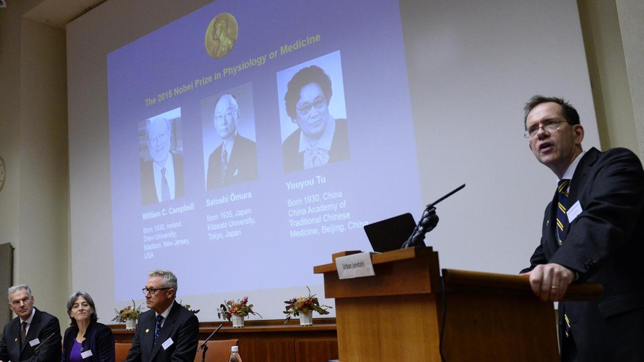Urban Lendahl (r) verkündet bei der Pressekonferenz am 5. Okotober 2015 die Gewinner des Medizin-Nobelpreises: William Campbell, Satoshi Omura und Youyou Tu (Porträts von links nach rechts). Urban Lendahl (r) verkündet bei der Pressekonferenz am 5. Okotober 2015 die Gewinner des Medizin-Nobelpreises: William Campbell, Satoshi Omura und Youyou Tu (Porträts von links nach rechts).