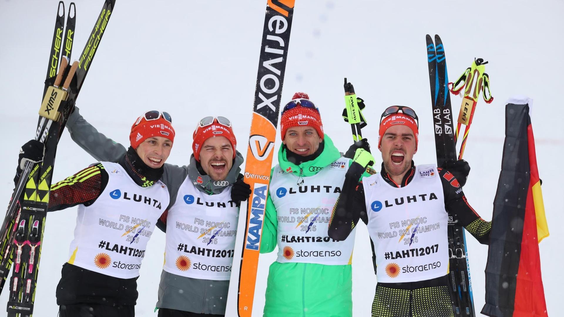 Eric Frenzel, Fabian Riessle, Bjoern Kircheisen und Johannes Rydzek aus Deutschland jubeln am 26.02.2017 in Lahti, Finnland, über den Sieg im Teamwettbewerb der Nordischen Ski-Kombinierer.