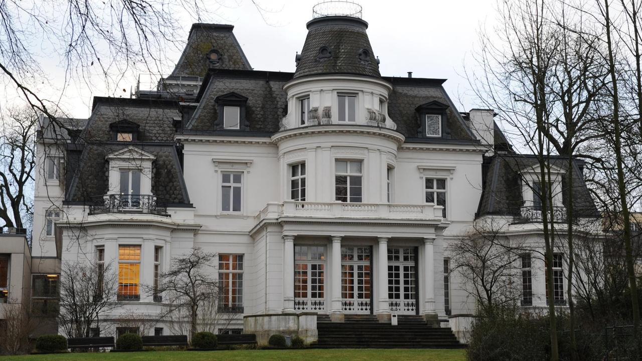 Die Villa von der Gartenseite aus betrachtet, mit großer Freitreppe und Säulen an den Wänden. Die Villa von der Gartenseite aus betrachtet, mit großer Freitreppe und Säulen an den Wänden.