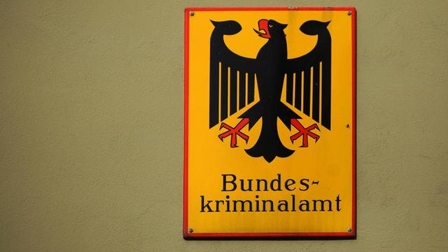 Ein Schild weist auf das Bundeskriminalamt in Wiesbaden hin.