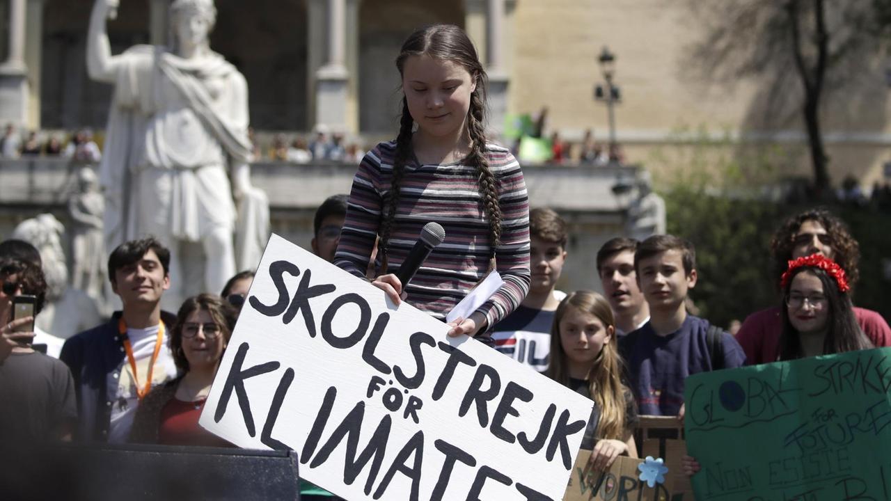Die Schwedin Greta Thunberg beim "Fridays for Future"-Klimaprotest in Rom. Die Schwedin Greta Thunberg beim "Fridays for Future"-Klimaprotest in Rom.
