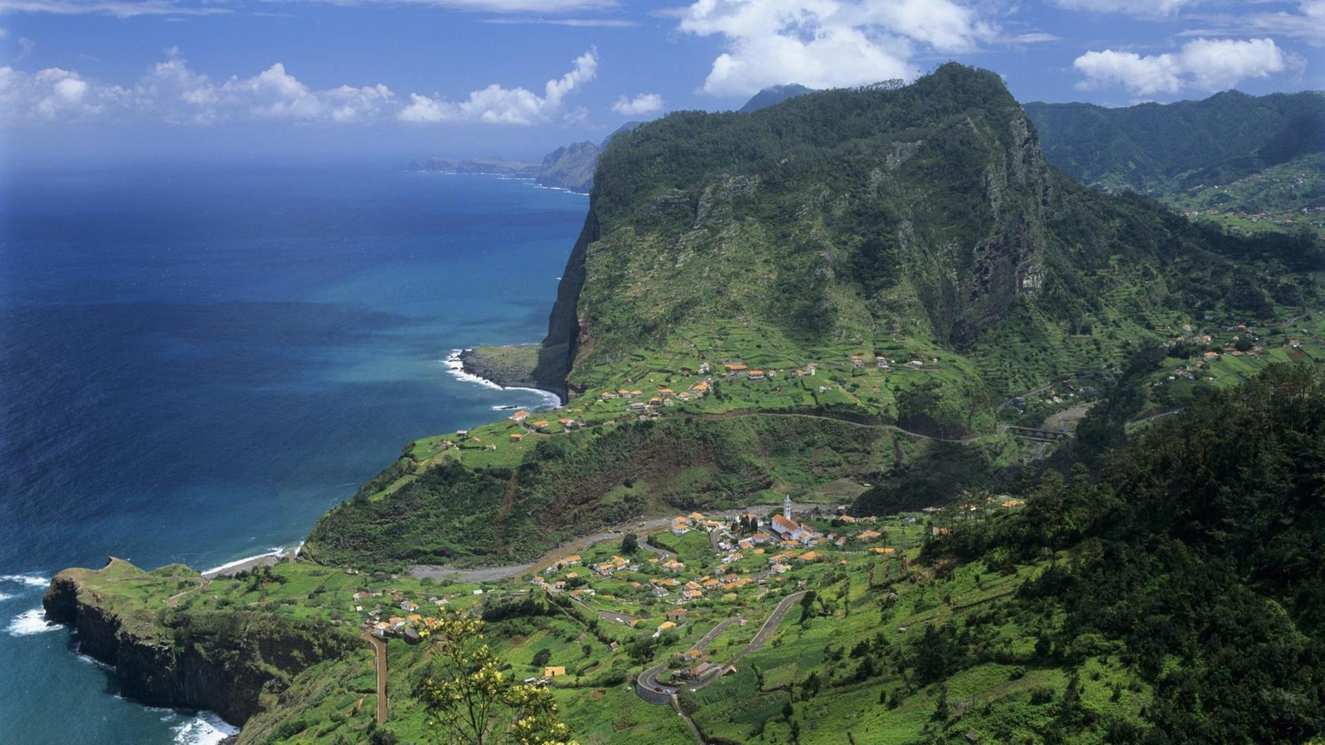 Der Küstenfelsen Eagle Rock (Penha de Aguia) auf Madeira.