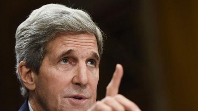 US-Außenminister John Kerry hebt während einer Senatsanhörung in Washington mahnend den Zeigefinger.