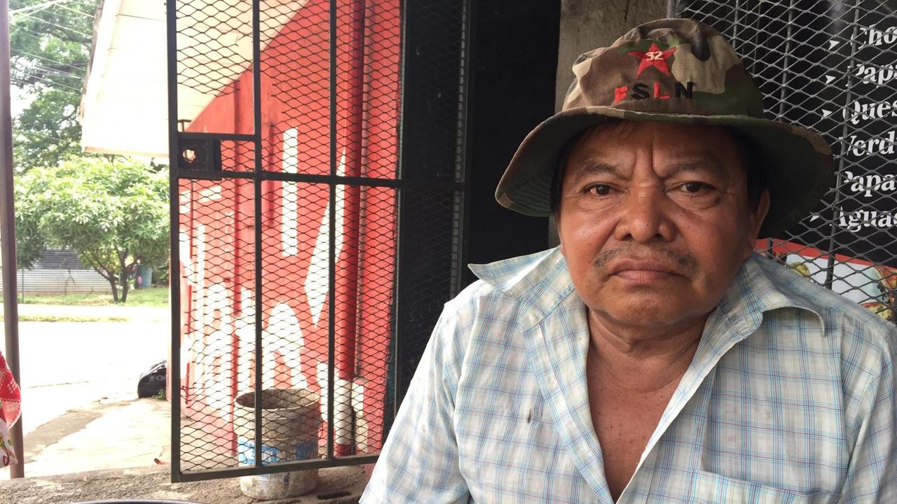 Santos, der 56-jährige Ortega-Unterstützer und Profiteur der Regierung, sitzt vor seinem kleinen Haus mit Wellblechdach.