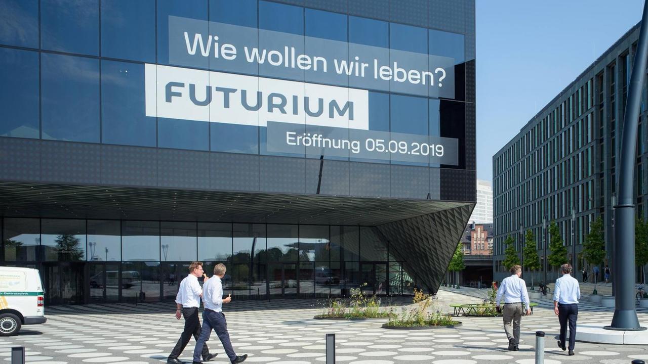 Passanten gehen am Futurium entlang, dem Zentrum für Zukunftsgestaltung im Berliner Regierungsviertel. 