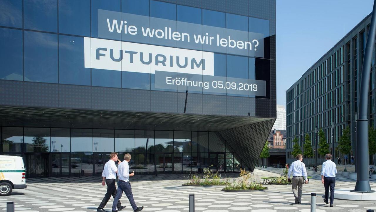 Passanten gehen am Futurium entlang, dem Zentrum für Zukunftsgestaltung im Berliner Regierungsviertel. Passanten gehen am Futurium entlang, dem Zentrum für Zukunftsgestaltung im Berliner Regierungsviertel.