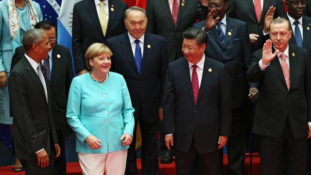 Bundeskanzlerin Merkel neben Chinas Präsident Xi Jinping bei der Aufstellung zum Gruppenbild des G20-Gipfels