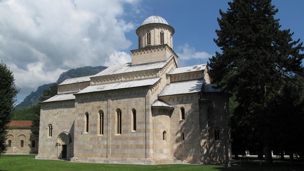 Die Klosterkirche Decani im Kosovo, aufgenommen am 17.07.2014. Foto: Thomas Brey/dpa (zu dpa "Serbische Kosovo-Klöster leiden unter albanischen Attacken") 