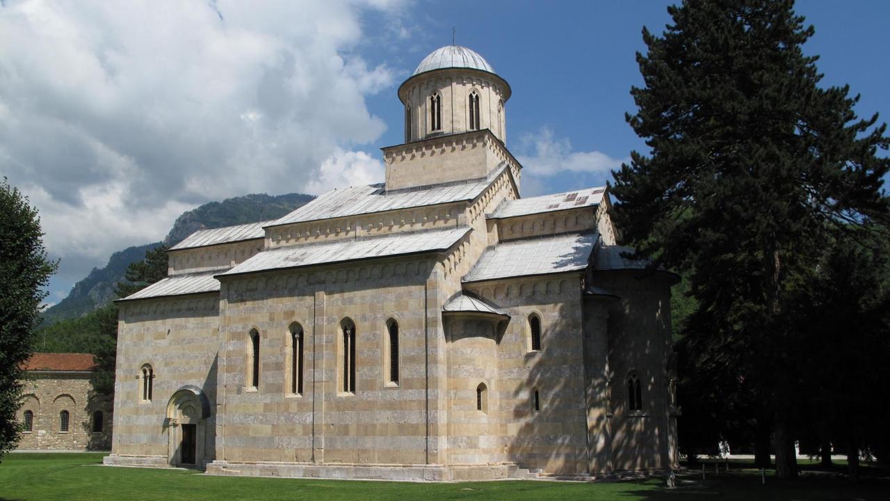 Die Klosterkirche Decani im Kosovo, aufgenommen am 17.07.2014. Foto: Thomas Brey/dpa (zu dpa "Serbische Kosovo-Klöster leiden unter albanischen Attacken") Die Klosterkirche Decani im Kosovo, aufgenommen am 17.07.2014. Foto: Thomas Brey/dpa (zu dpa "Serbische Kosovo-Klöster leiden unter albanischen Attacken")