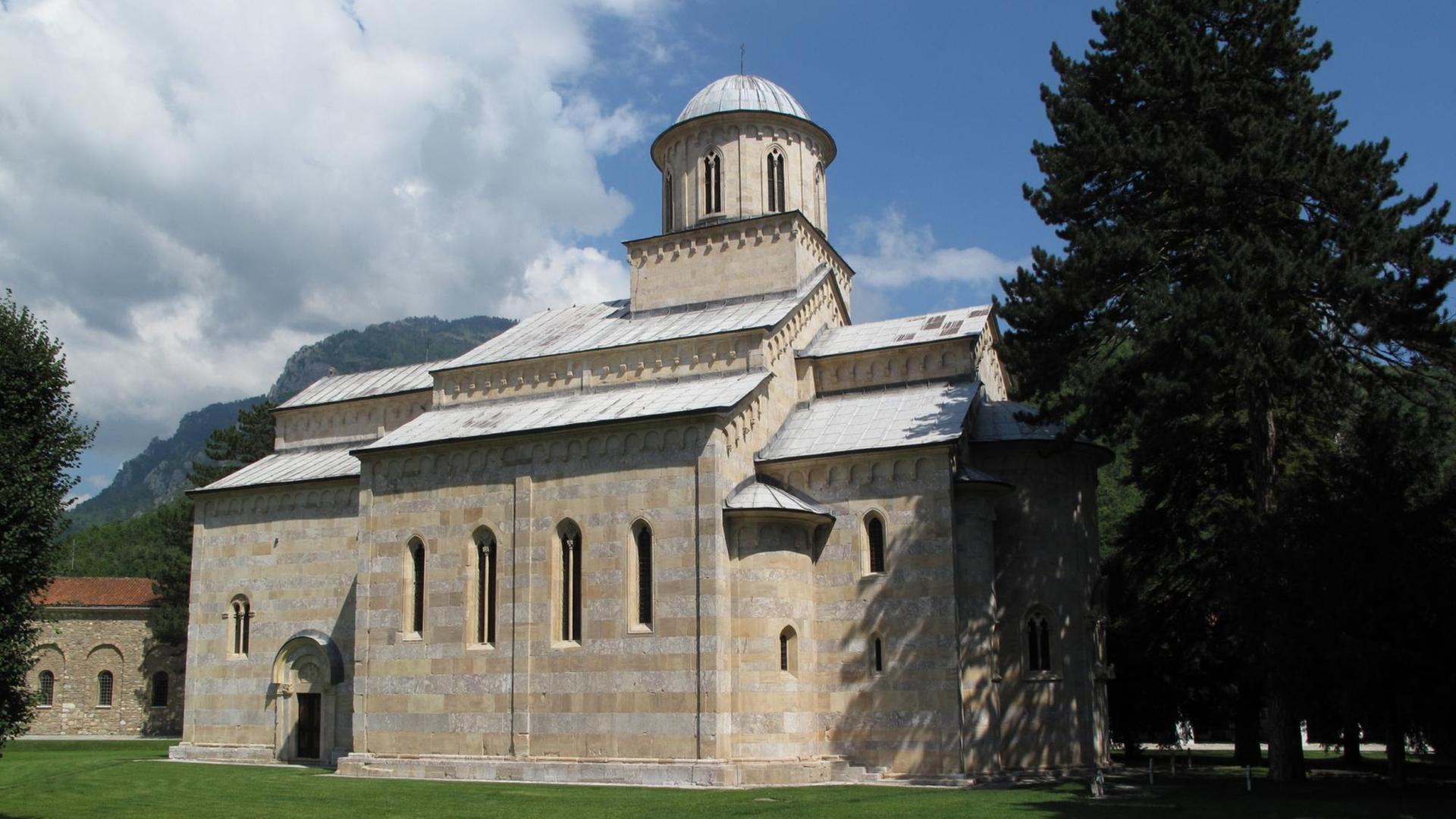 Die Klosterkirche Decani im Kosovo, aufgenommen am 17.07.2014. Foto: Thomas Brey/dpa (zu dpa "Serbische Kosovo-Klöster leiden unter albanischen Attacken") Die Klosterkirche Decani im Kosovo, aufgenommen am 17.07.2014. Foto: Thomas Brey/dpa (zu dpa "Serbische Kosovo-Klöster leiden unter albanischen Attacken")