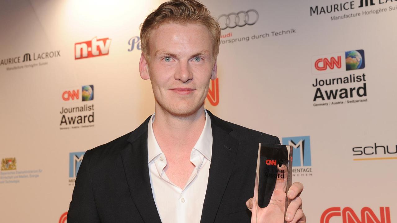 Der Journalist Claas Relotius wird am 27.03.2014 mit dem CNN Award 2014 in der Kategorie" Print" im Rahmen einer Gala im Künstlerhaus am Lenbachplatz in München (Bayern) ausgezeichnet. Eine Jury aus Vertretern der deutschsprachigen Medienlandschaft wählt die besten Beiträge aus den Kategorien TV, Radio, Print, Online und Foto und kürt den "Journalist of the Year 2014". Der Journalist Claas Relotius wird am 27.03.2014 mit dem CNN Award 2014 in der Kategorie" Print" im Rahmen einer Gala im Künstlerhaus am Lenbachplatz in München (Bayern) ausgezeichnet. Eine Jury aus Vertretern der deutschsprachigen Medienlandschaft wählt die besten Beiträge aus den Kategorien TV, Radio, Print, Online und Foto und kürt den "Journalist of the Year 2014".