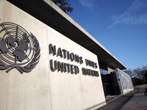 Das Eingangstor mit Logo der Vereinten Nationen (united nations, Nations Unies), aufgenommen am Montag (26.12.2011) in Genf. Foto: Fredrik von Erichsen | Verwendung weltweit