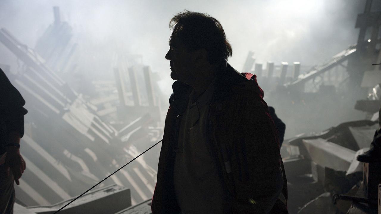 US-Regisseur Oliver Stone bei den Dreharbeiten zu dem Film "World Trade Center". Es ist die Geschichte von zwei heroischen Rettern, die noch in letzter Minute aus den Trümmern der Zwillingstürme geborgen werden konnten.