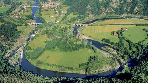 Luftaufnahme der Loire wie sie eine Schleif durch die Landschaft zieht. Es sind drei Brücken zu sehen.