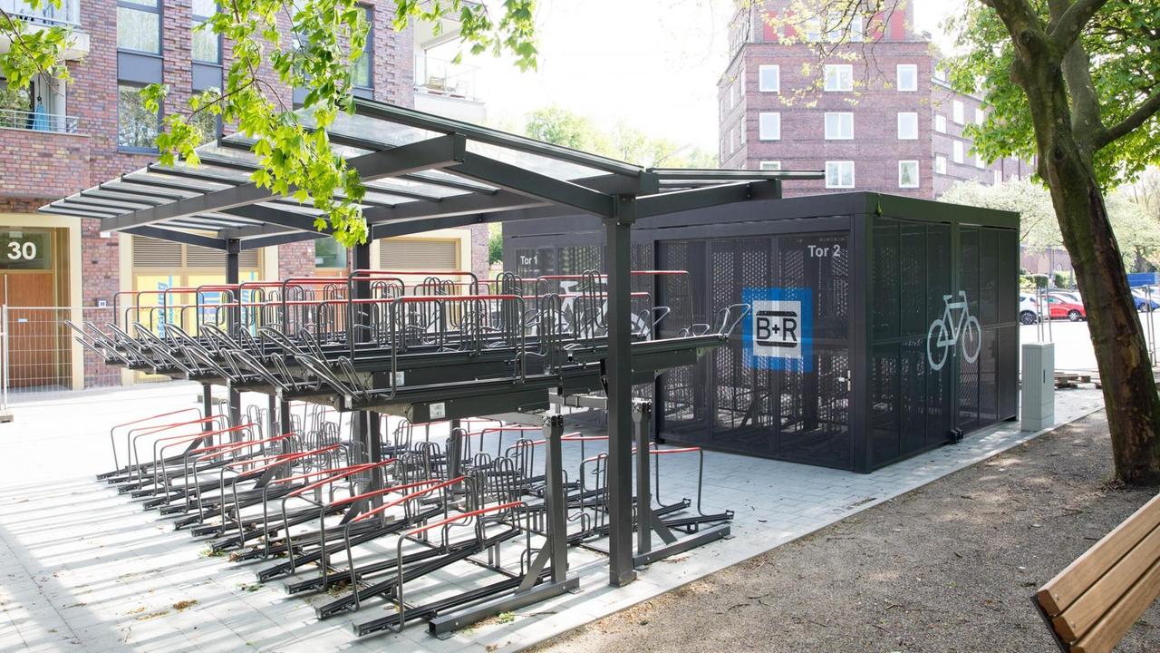 02.05.2018, Hamburg: Die nahezu fertiggestellte Bike+Ride-Station der Hochbahn an der U-Bahn Station Hoheluftbrücke. Am 04.05.2018 geht die Anlage an der Hoheluftbrücke mit 420 Stellplätzen in Betrieb. Foto: Christian Charisius/dpa | Verwendung weltweit 02.05.2018, Hamburg: Die nahezu fertiggestellte Bike+Ride-Station der Hochbahn an der U-Bahn Station Hoheluftbrücke. Am 04.05.2018 geht die Anlage an der Hoheluftbrücke mit 420 Stellplätzen in Betrieb. Foto: Christian Charisius/dpa | Verwendung weltweit