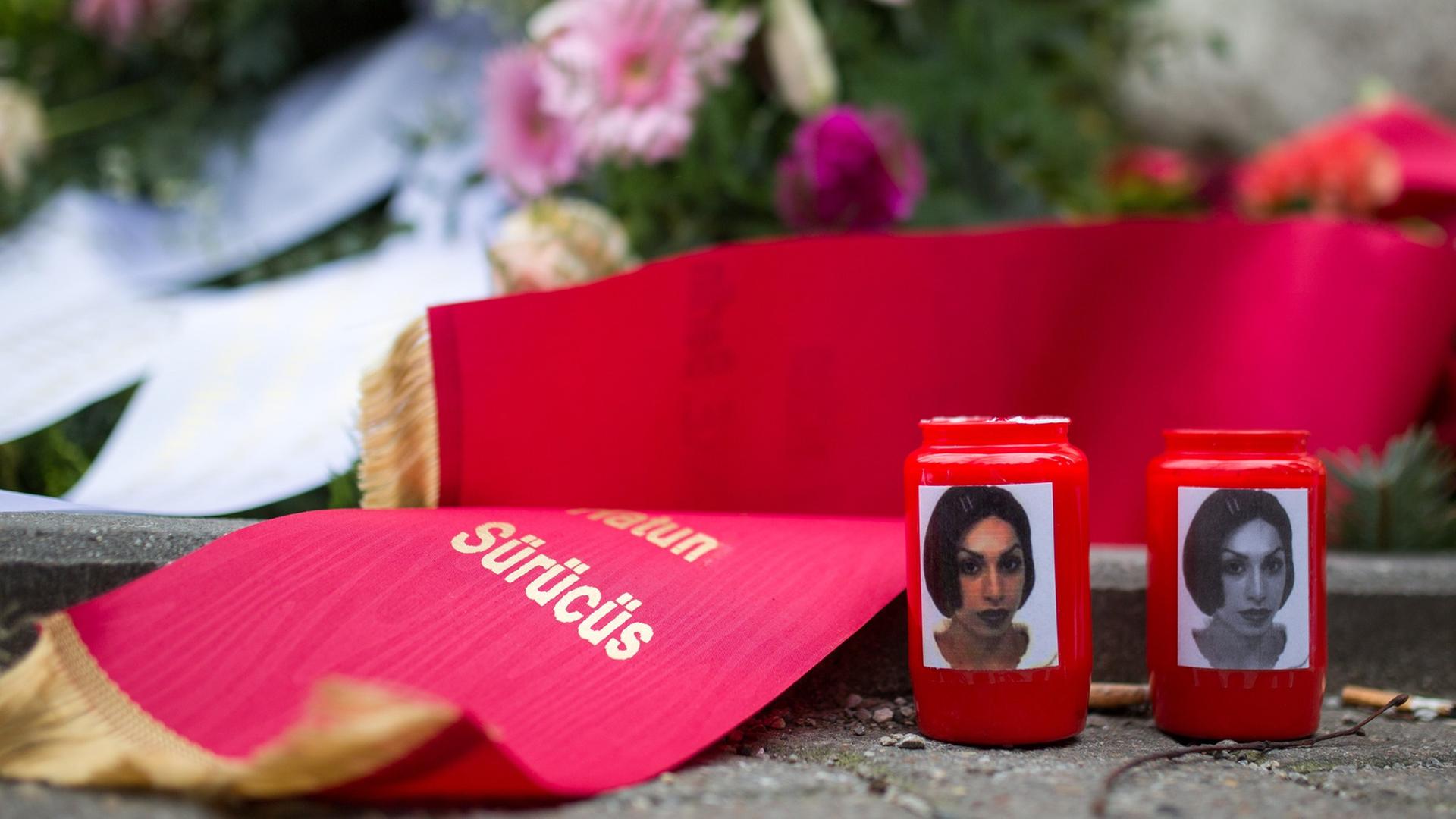 Kerzen und Bilder am Gedenkstein für Hatun Sürücü in Berlin. Die Kurdin war 2005 auf offener Straße von Mitgliedern ihrer Familie erschossen worden. Kerzen und Bilder am Gedenkstein für Hatun Sürücü in Berlin. Die Kurdin war 2005 auf offener Straße von Mitgliedern ihrer Familie erschossen worden.