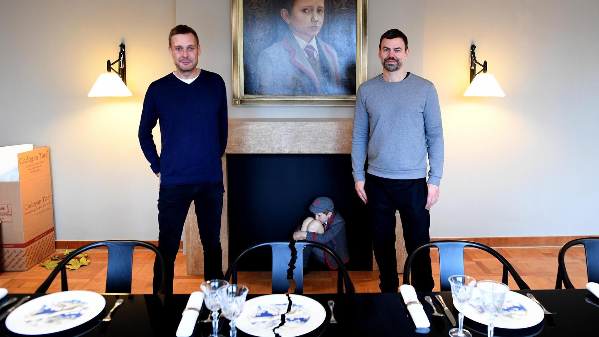 Der Däne Michael Elmgreen (l) und der Norweger Ingar Dragset (r) inszenieren in der Mies van der Rohe-Villa Haus Lange den Umzug einer deutschen Familie aus London zurück nach Deutschland. Die Ausstellung "Die Zugezogenen" ist vom 19.2. bis zum 27.8.2017 in Krefeld zu sehen. Der Däne Michael Elmgreen (l) und der Norweger Ingar Dragset (r) inszenieren in der Mies van der Rohe-Villa Haus Lange den Umzug einer deutschen Familie aus London zurück nach Deutschland. Die Ausstellung "Die Zugezogenen" ist vom 19.2. bis zum 27.8.2017 in Krefeld zu sehen.