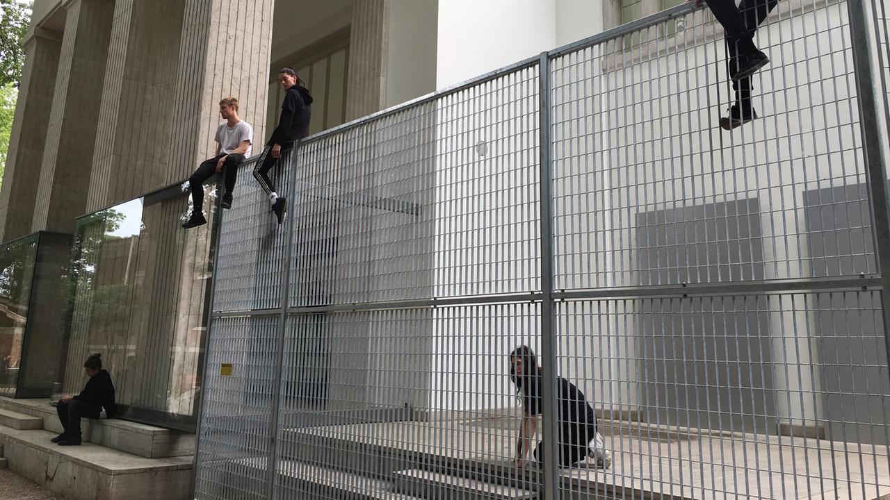 Performer bespielen die Fassade des Deutschen Pavillons auf der Venedig-Biennale 2017 Performer bespielen die Fassade des Deutschen Pavillons auf der Venedig-Biennale 2017
