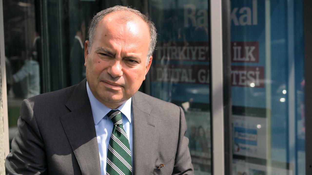 Der Chefredakteur der Zeitung Hürriyet, Sedat Ergin, steht am 16.09.2015 in Istanbul (Türkei) vor dem Redaktionsgebäude der Zeitung. Die Staatsanwaltschaft hatte am Dienstag (15.09.2015) wegen angeblicher Verbreitung «terroristischer Propaganda» Ermittlungen gegen den Medienkonzern Dogan eingeleitet. Die «Hürriyet» gehört zur Dogan-Gruppe und ist eine der größten Zeitungen in der Türkei. Ihre Redaktion wurde vergangene Woche zwei Mal von einem Mob von Anhängern der islamisch-konservativen Regierungspartei AKP angegriffen. «Hürriyet»-Chefredakteur Sedat Ergin nannte die Vorwürfe der Staatsanwaltschaft am Mittwoch haltlos. Foto Can Merey/dpa Der Chefredakteur der Zeitung Hürriyet, Sedat Ergin, steht am 16.09.2015 in Istanbul (Türkei) vor dem Redaktionsgebäude der Zeitung. Die Staatsanwaltschaft hatte am Dienstag (15.09.2015) wegen angeblicher Verbreitung «terroristischer Propaganda» Ermittlungen gegen den Medienkonzern Dogan eingeleitet. Die «Hürriyet» gehört zur Dogan-Gruppe und ist eine der größten Zeitungen in der Türkei. Ihre Redaktion wurde vergangene Woche zwei Mal von einem Mob von Anhängern der islamisch-konservativen Regierungspartei AKP angegriffen. «Hürriyet»-Chefredakteur Sedat Ergin nannte die Vorwürfe der Staatsanwaltschaft am Mittwoch haltlos. Foto Can Merey/dpa