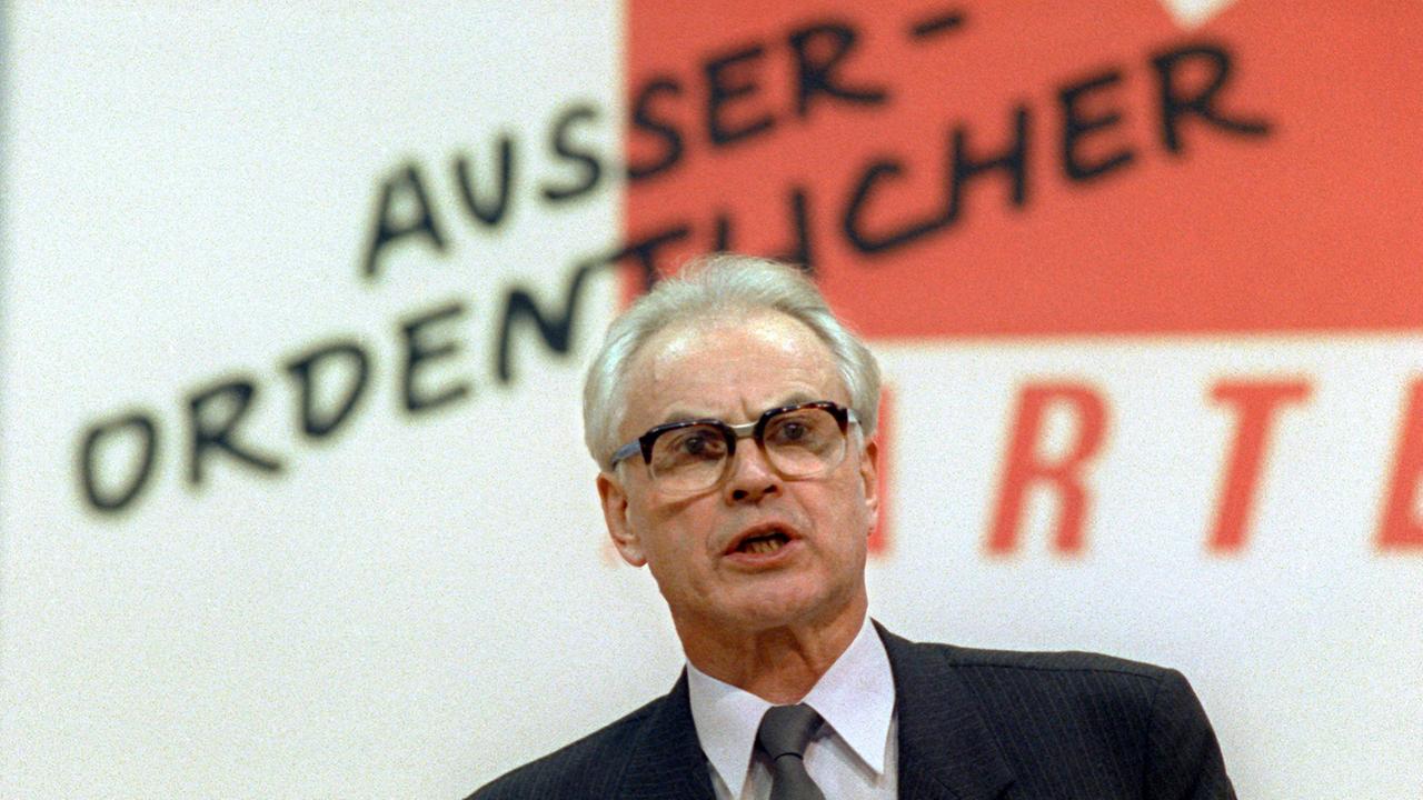 Der Ministerpräsident der DDR, Hans Modrow, spircht am 9. Dezember 1989 beim Sonderparteitag der Sozialistischen Einheitspartei Deutschlands (SED) in Ostberlin zu den Delegierten. Der Ministerpräsident der DDR, Hans Modrow, spircht am 9. Dezember 1989 beim Sonderparteitag der Sozialistischen Einheitspartei Deutschlands (SED) in Ostberlin zu den Delegierten.