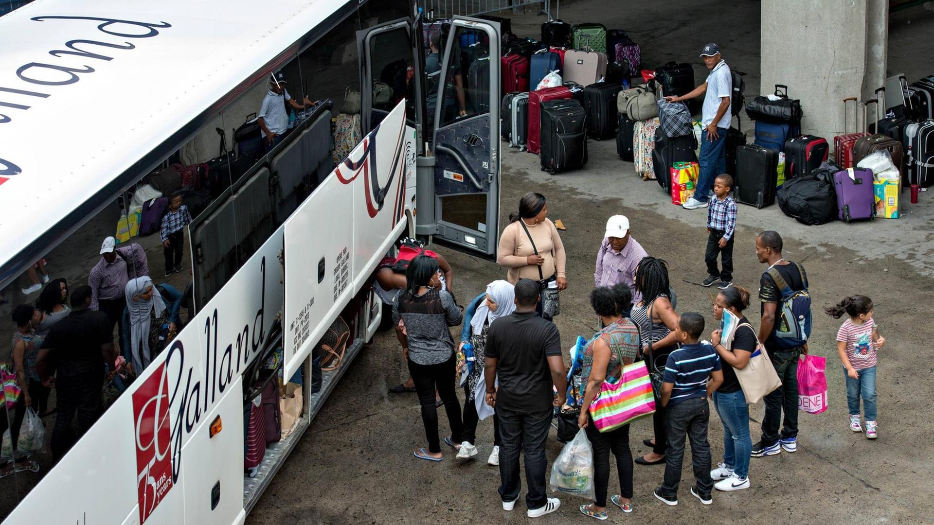 Ein Bus mit Aslysuchenden am 4. August 2017 im Olympic Stadium in Montreal, Quebec, Kanada. Die Zahl der Flüchtlinge hat sich in Quebec seit Mai pro Tag verdreifacht. 70 Prozent von ihnen sind aus Haiti. Bisher haben 6.500 von ihnen in Kanada Asyl beantragt. Ein Bus mit Aslysuchenden am 4. August 2017 im Olympic Stadium in Montreal, Quebec, Kanada. Die Zahl der Flüchtlinge hat sich in Quebec seit Mai pro Tag verdreifacht. 70 Prozent von ihnen sind aus Haiti. Bisher haben 6.500 von ihnen in Kanada Asyl beantragt.