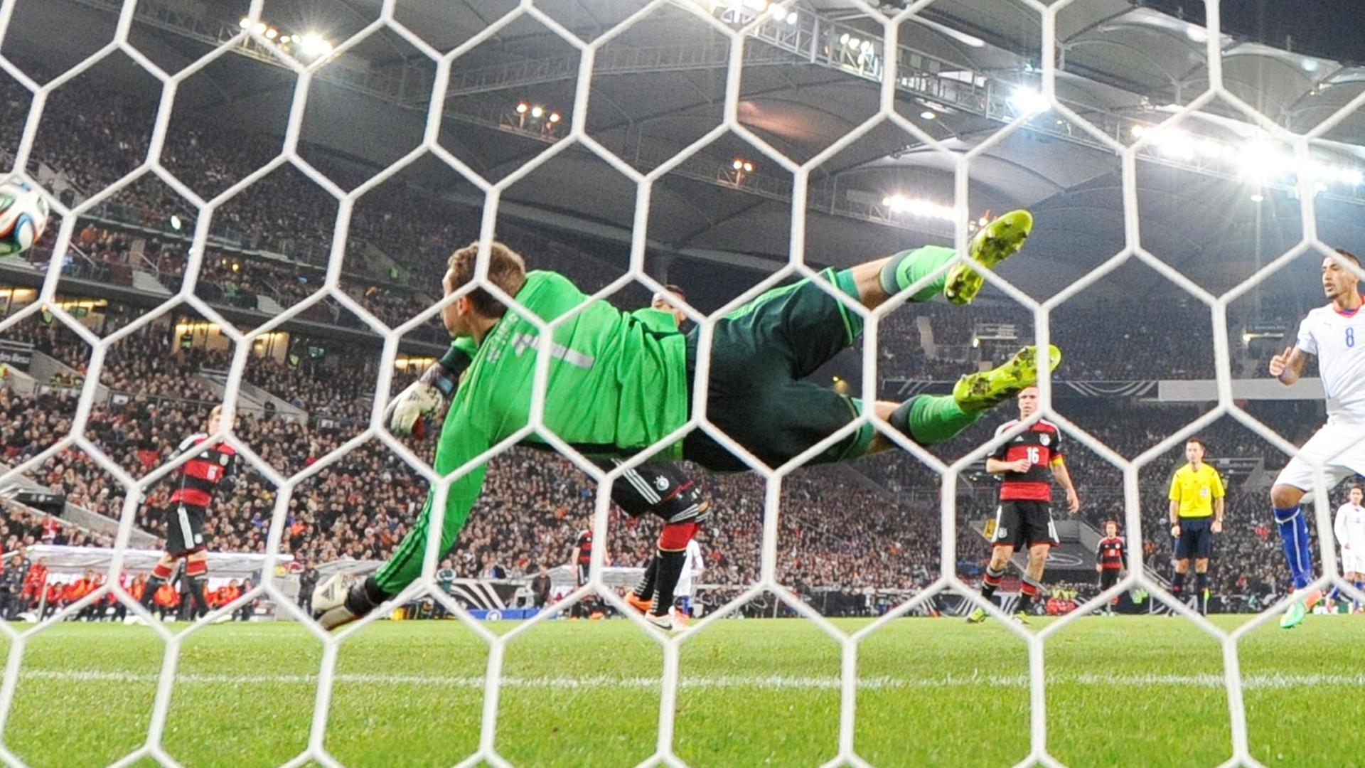 Fußball Testspiel: Deutschland - Chile am 05.03.2014 in der Mercedes-Benz Arena in Stuttgart. Der deutsche Torhüter Manuel Neuer hechtet nach einem Ball. Fußball Testspiel: Deutschland - Chile am 05.03.2014 in der Mercedes-Benz Arena in Stuttgart. Der deutsche Torhüter Manuel Neuer hechtet nach einem Ball.