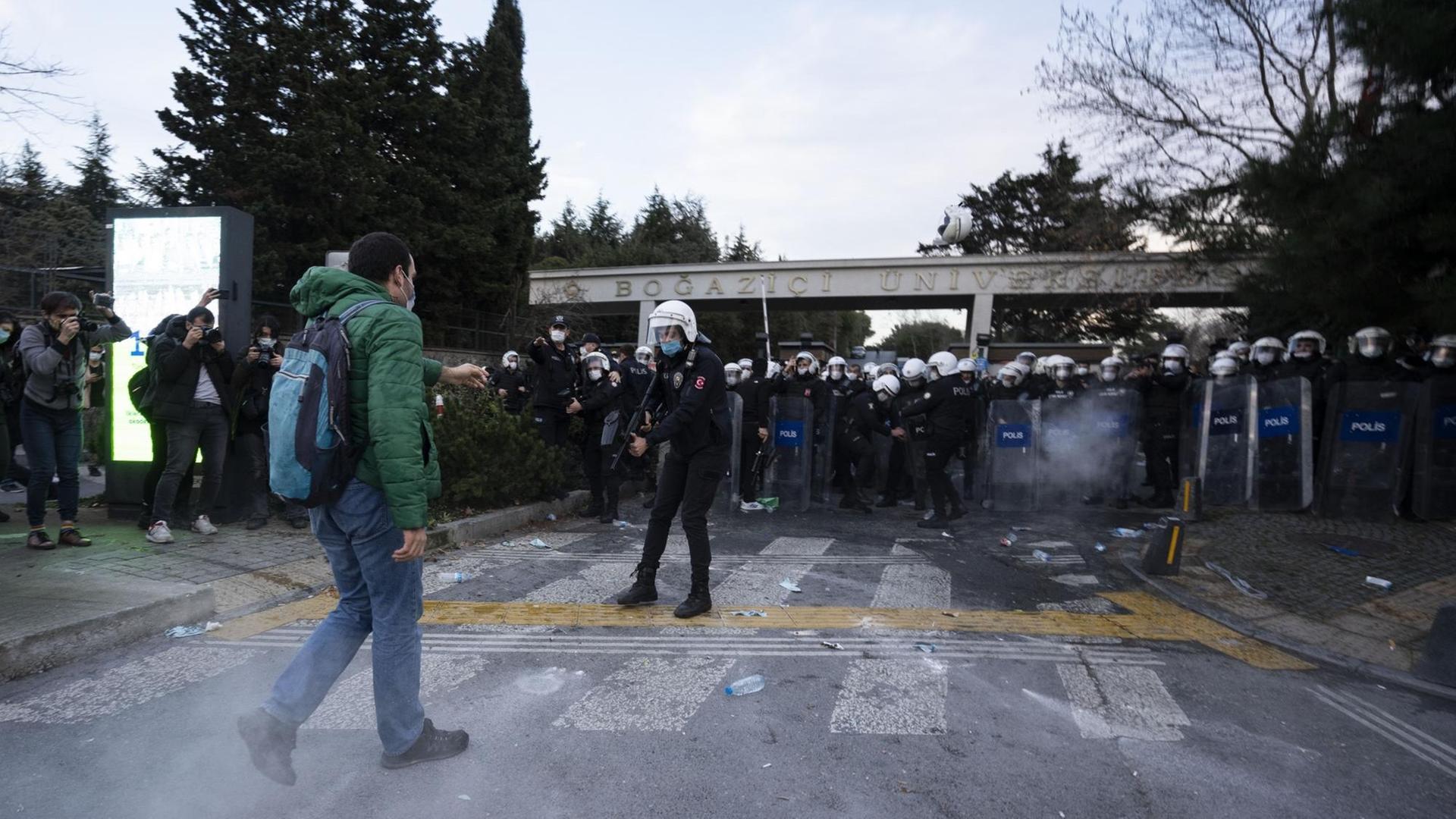 Türkische Bereitschaftspolizei stößt mit den Studenten der Bogazici Universität zusammen, als die Studenten gegen einen neu ernannten Rektor protestieren, der für seine Nähe zur türkischen Regierung und der Regierungspartei bekannt ist.