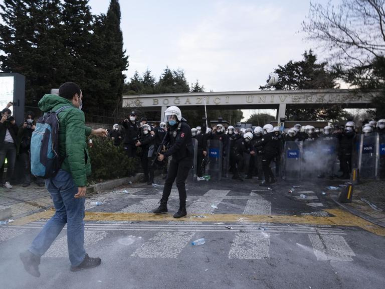 Türkische Bereitschaftspolizei stößt mit den Studenten der Bogazici Universität zusammen, als die Studenten gegen einen neu ernannten Rektor protestieren, der für seine Nähe zur türkischen Regierung und der Regierungspartei bekannt ist.