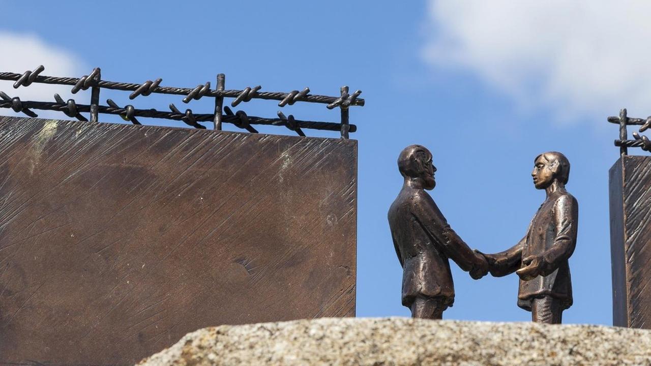 Denkmal zum Tag der Maueröffnung am 11.11.1989 zwischen Stapelburg und Eckertal, ehemalige innerdeutsche Grenze, Sachsen-Anhalt, Deutschland, Europa Denkmal zum Tag der Maueröffnung am 11.11.1989 zwischen Stapelburg und Eckertal, ehemalige innerdeutsche Grenze, Sachsen-Anhalt, Deutschland, Europa
